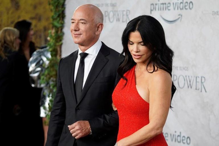 Jeff Bezos yeni yaşını kutladı Nişanlısı transparan elbisesiyle dikkat çekti