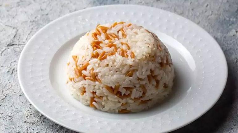 Lapa pirinç pilavını kurtaran teknik İçine bir dilim atınca tane tane oluyor