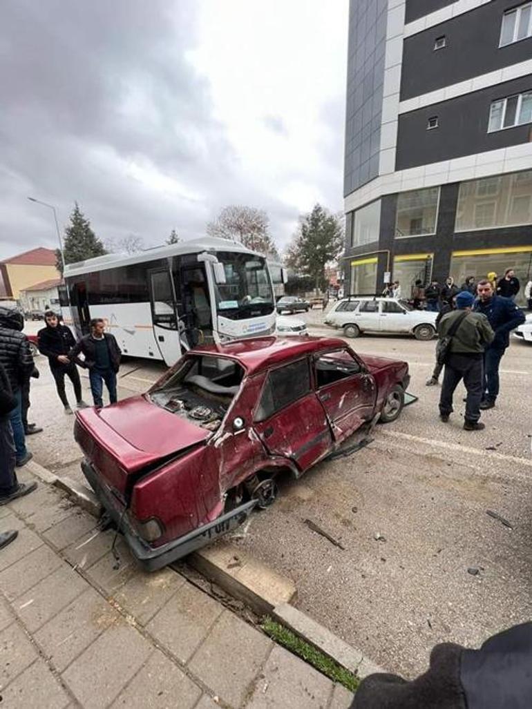 İki aracın arasında kalmaktan son anda kurtuldu Anbean kaydedildi