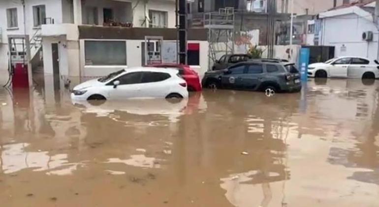 Türkiyeyi sağanak vurdu Araçlar suya gömüldü, iş yerlerini su bastı