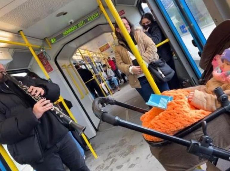 Bursada iç ısıtan anlar Metroda ağlayan bebeği klarnetle uyuttular