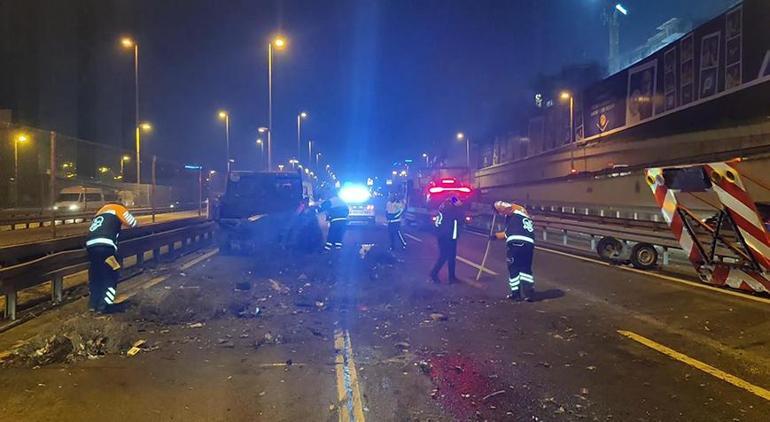 Zeytinburnunda lüks otomobil, belediye aracına çarptı 5 kişi yaralandı