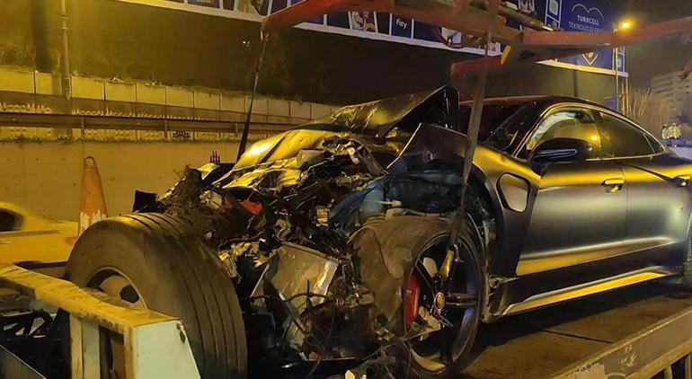 Zeytinburnunda lüks otomobil, belediye aracına çarptı 5 kişi yaralandı