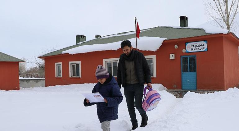 Okulun tek öğrencisi Hasretin karne sevinci Hayali doktor olmak