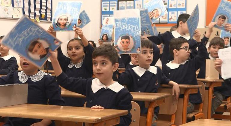 İstanbul Valisi Gül çocuklarla sohbet etti, karnelerini dağıttı