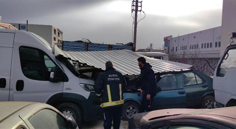 Saç çatı rüzgarda uçtu Yediemin otoparkında 3 araç zarar gördü