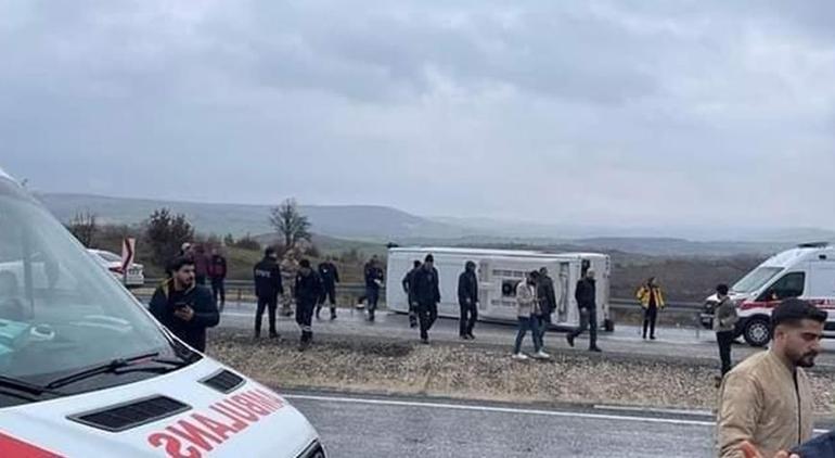 Diyarbakırda feci kaza Futbolcuları taşıyan midibüs devrildi: 10 yaralı