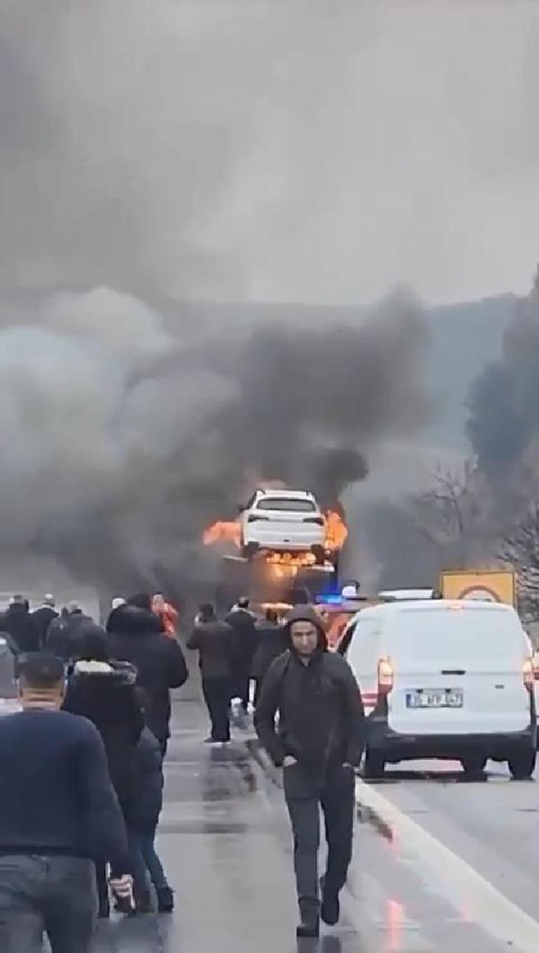 Mersinde korku dolu anlar: TIRın dorsesindeki sıfır otomobiller yandı