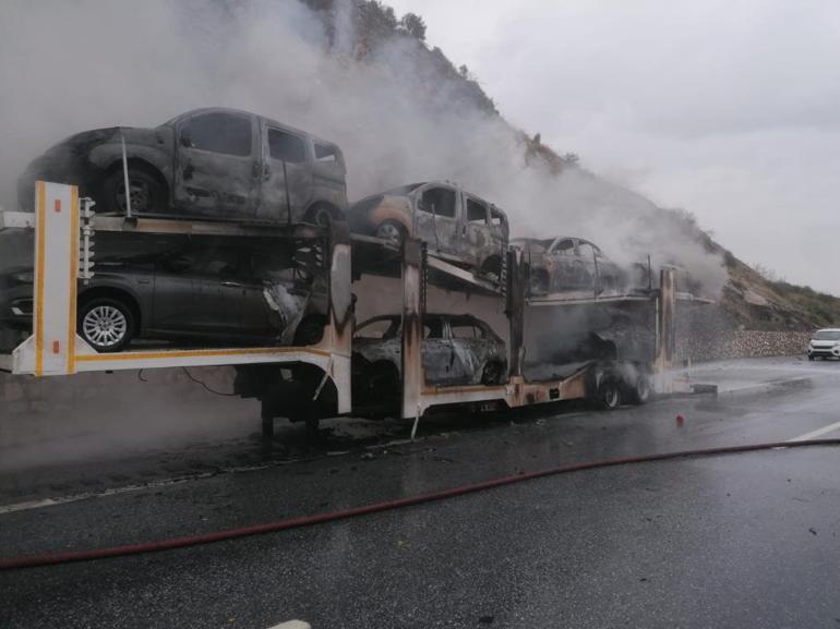 Mersinde korku dolu anlar: TIRın dorsesindeki sıfır otomobiller yandı