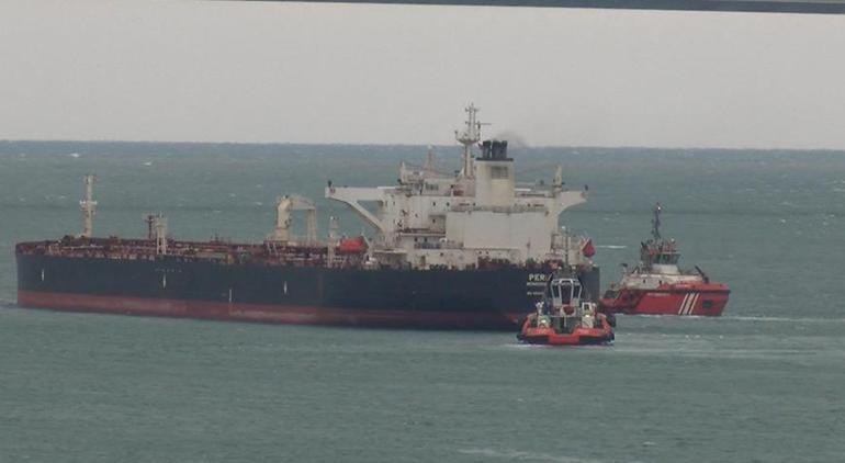 İstanbul Boğazında arıza yapan yakıt tankeri güvenli bölgeye alındı