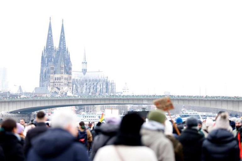 Gizli toplantı yaptıkları ortaya çıkmıştı Kölnde 50 binden fazla kişi protesto etti