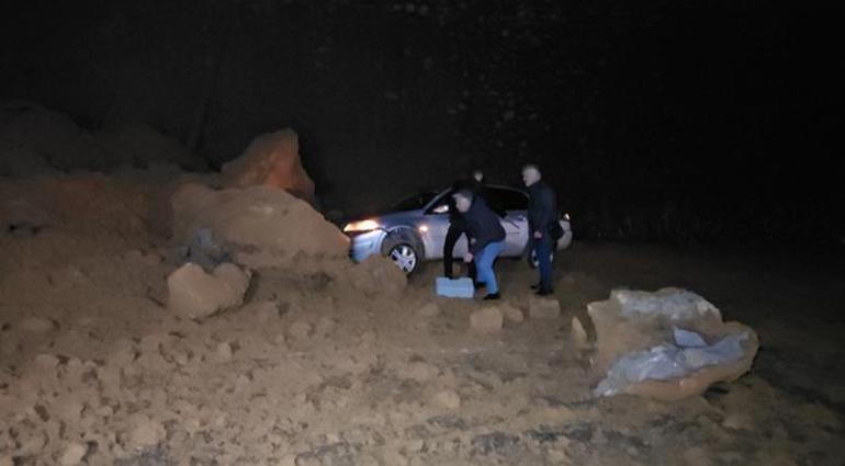 Araçlarını kurtarmaya çalıştılar Zonguldakta dev kayalar yola düştü