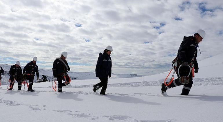 7 kişilik ekip karlı dağları aşıp 10 mahalleyi elektriğe kavuşturdu