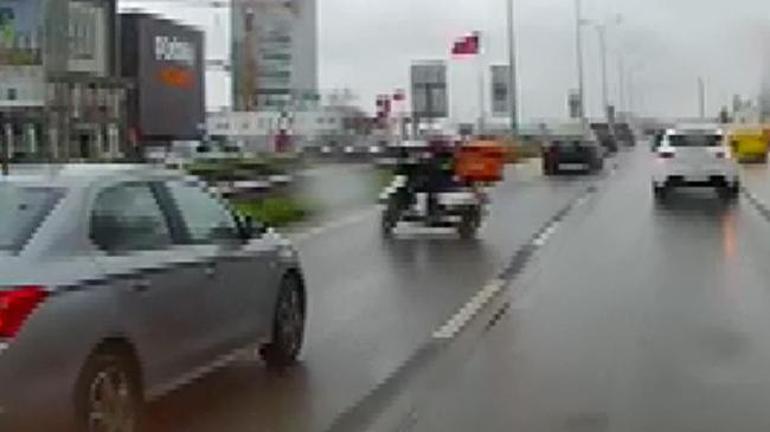 Motoikletten seyir halindeki otomobilin önüne düştü