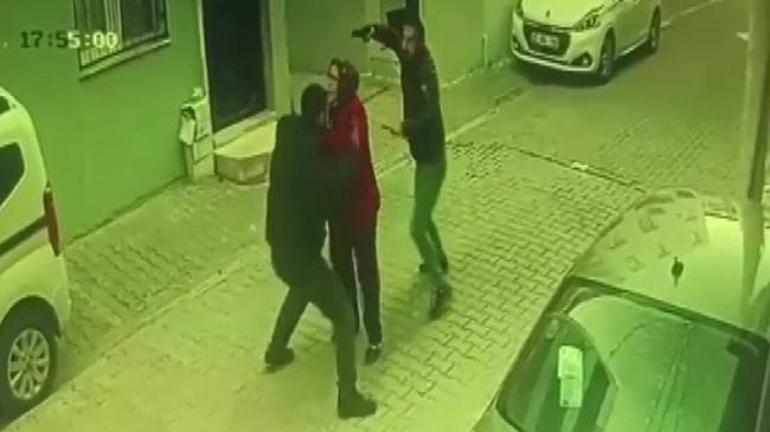 İzmirde sokak ortasında silahlı düello Kadını kalkan olarak kullandı