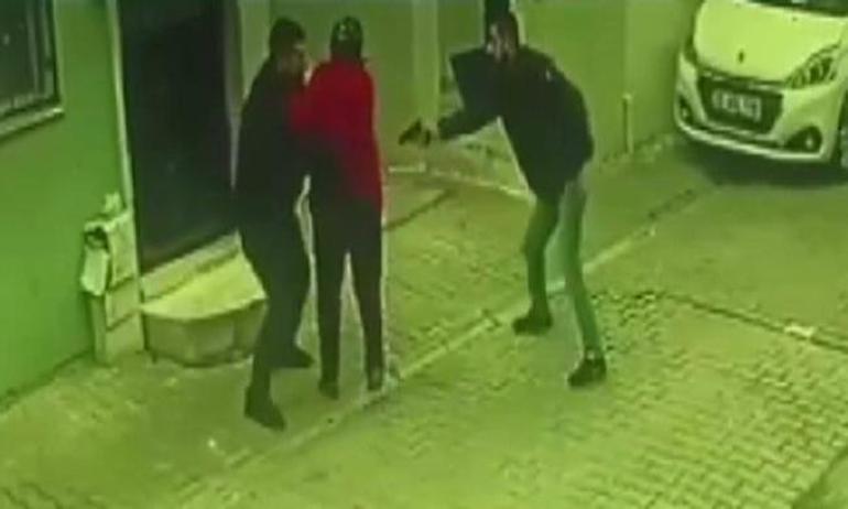 İzmirde sokak ortasında silahlı düello Kadını kalkan olarak kullandı