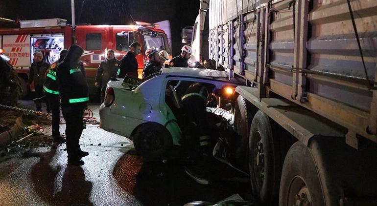 Feci kaza Otomobil TIR’ın altına girdi: 3 kişi hayatını kaybetti
