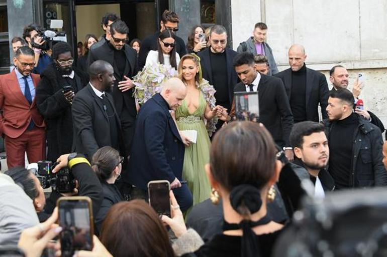 Paris Moda Haftasındaki elbisesi olay oldu Etrafını fotoğrafçılar sardı