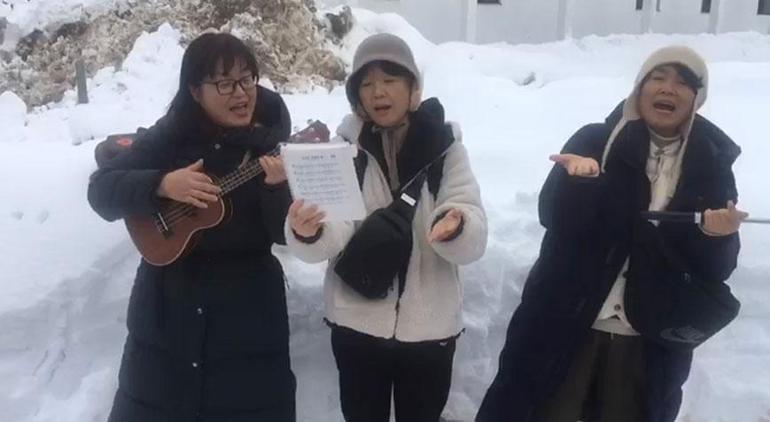 Hakkarideki Güney Koreli turistler karayolları ekiplerine şarkı söyledi