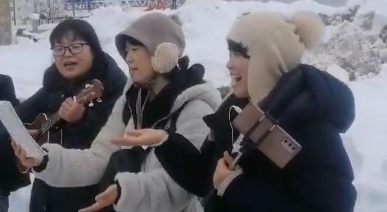 Hakkarideki Güney Koreli turistler karayolları ekiplerine şarkı söyledi
