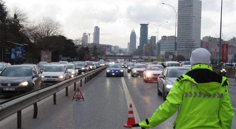 İstanbulda çakar denetimi Polisi görünce şerit değiştirerek uzaklaşmaya çalıştılar