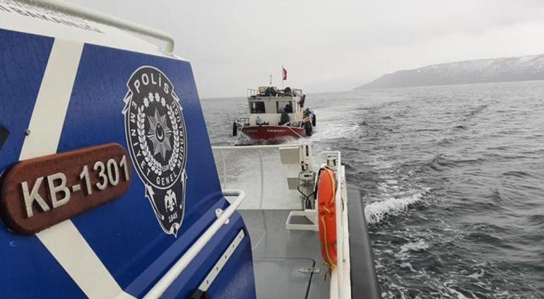 Tekne kaptanı hemen 112yi aradı Deniz polisi imdatlarına yetişti