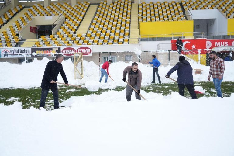 Muşlular maç iptalini önlemek için küreklerle stadyumu temizledi