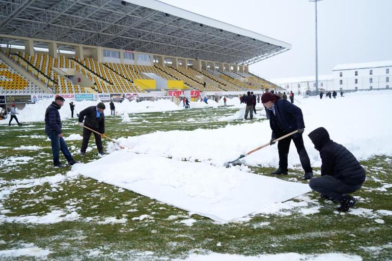 Muşlular maç iptalini önlemek için küreklerle stadyumu temizledi