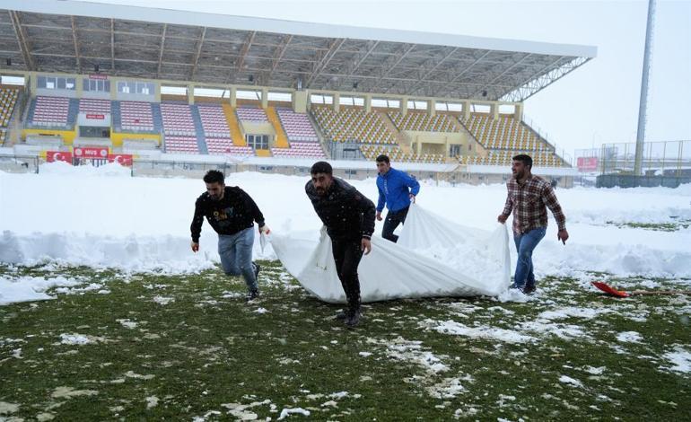 Muşlular maç iptalini önlemek için küreklerle stadyumu temizledi