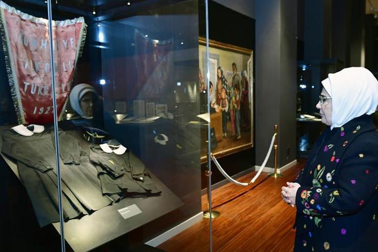 Emine Erdoğan, Maarif Türk Eğitim Tarihi sergisini ziyaret etti