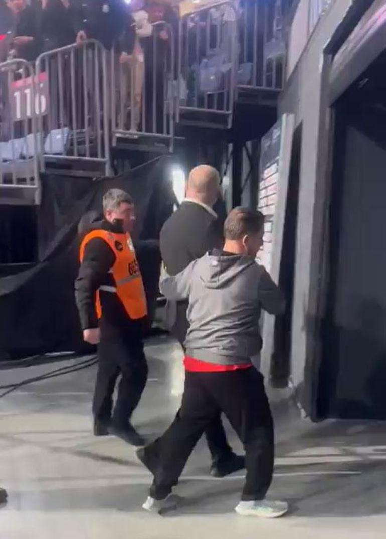 Galatasarayda Zvezdan Mitrovic taraftarla tartıştı