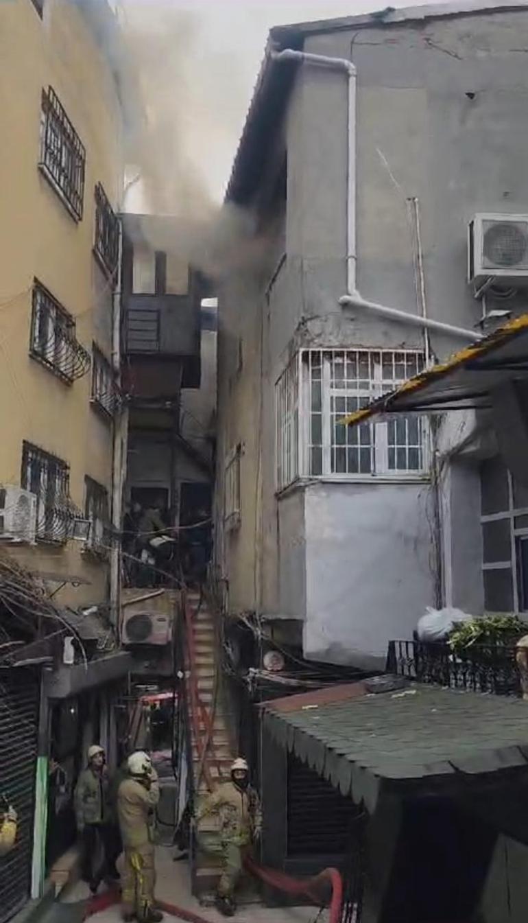 İstanbulda korkutan yangın Tarihi handan dumanlar yükseldi