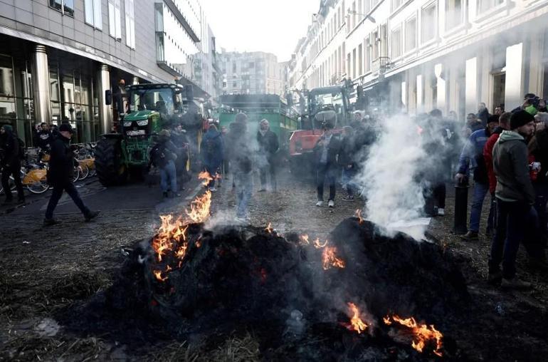 Avrupada çiftçiler isyan etti Traktörleriyle sokağa indiler, işte nedenleri