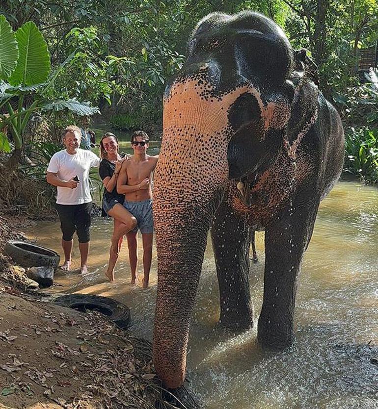 İvana Sert-Sezer Dermenci çiftinin tatil keyfi Sri Lankada fil yıkama serüveni