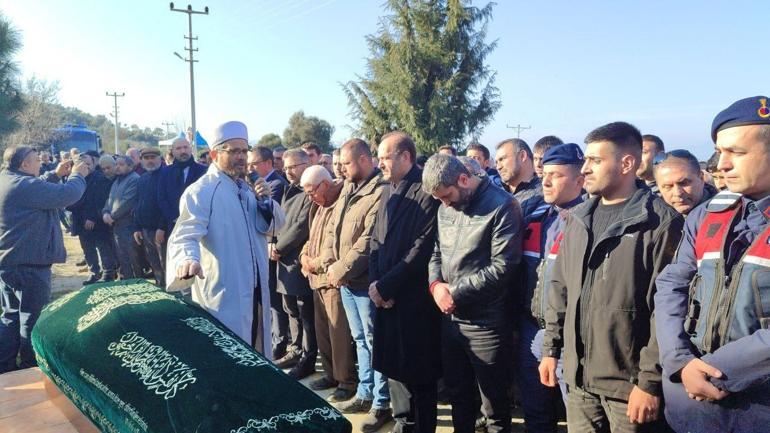 İzmirde öldürülen taksici memleketinde toprağa verildi Oğlu özel izinle cenazeye katıldı