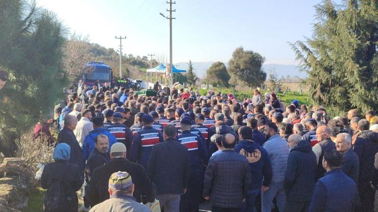 İzmirde öldürülen taksici memleketinde toprağa verildi Oğlu özel izinle cenazeye katıldı