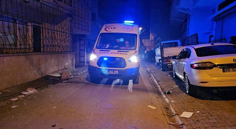 Adanada hareketli gece İki grup sokak ortasında çatıştı