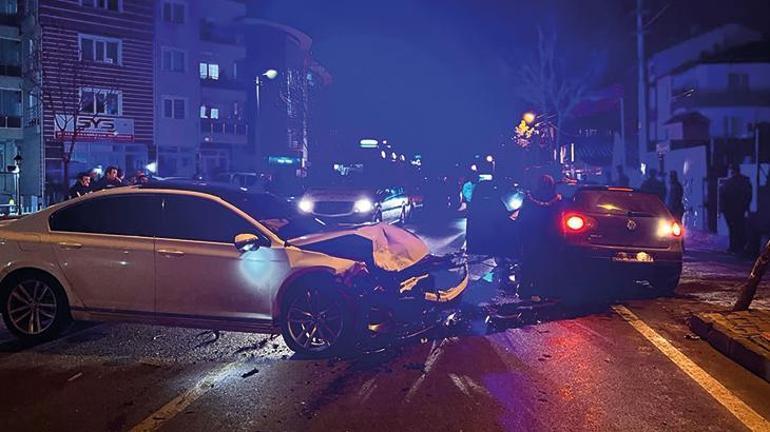 Boluda iki otomobil kavşakta kafa kafaya çarpıştı: 5 yaralı
