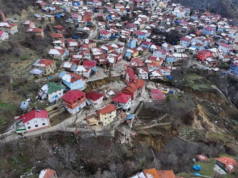 900 nüfuslu köy, ikiye ayrıldı Eşyalarını toplayan kaçtı