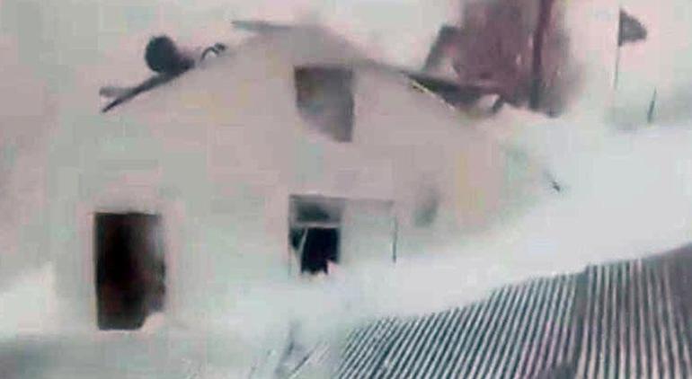 Meteoroloji uyarmıştı Ardahanda 4 evin üzerine çığ düştü