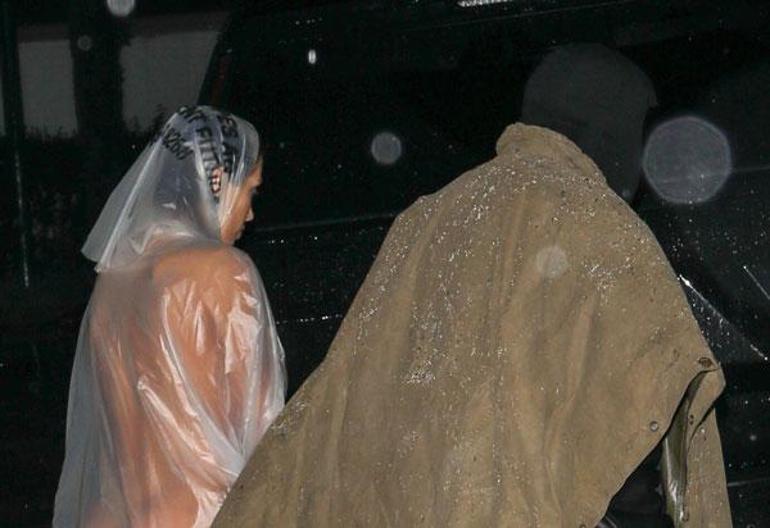 Ünlü çiftin tarzı olay oldu Şeffaf yağmurlukla sokakta dolaştı
