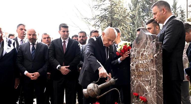 MHP lideri Bahçeli, Alparslan Türkeş’in kabrini ziyaret etti
