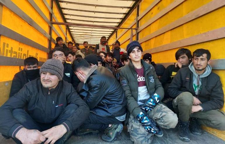 Diyarbakırda TIR dorsesinde 72 kaçak göçmen yakalandı