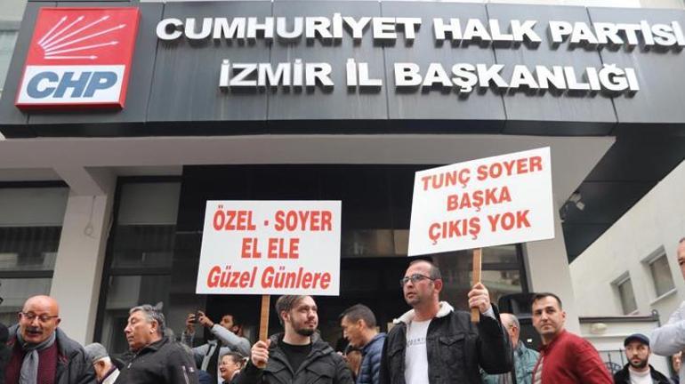 Tunç Soyer destekçilerinden CHP İzmir İl Başkanlığı önünde protesto Özgür Özeli yanılttılar