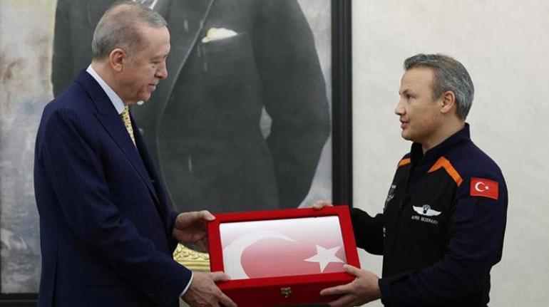 Alper Gezeravcı Türkiyeye döndü Erdoğanla bir araya geldi