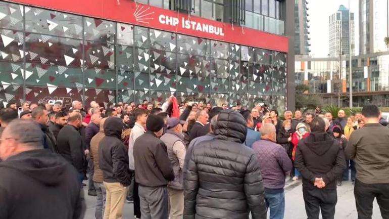 CHP İstanbul İl Başkanlığı önünde aday tepkisi İthal başkan istemiyoruz