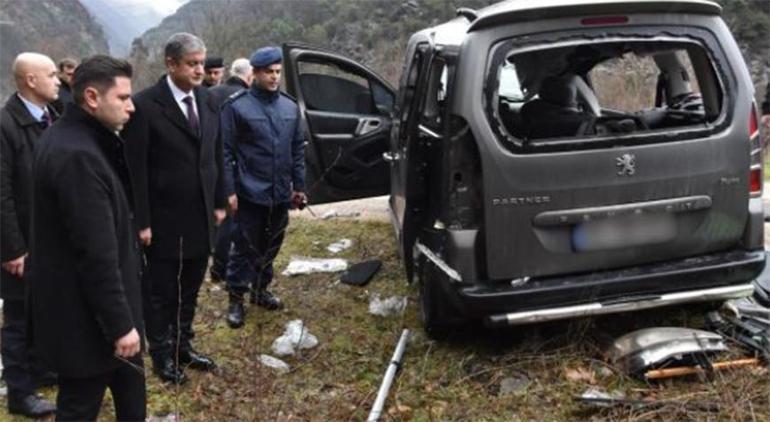Cenaze yolunda feci kaza Aydınlatma direğine çarptılar: 2 kişi hayatını kaybetti