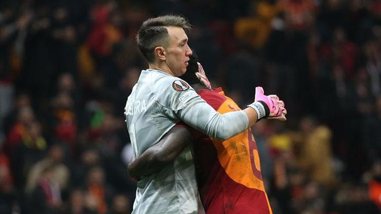 Galatasaray yönetiminden Okan Buruk ve futbolculara şampiyonluk mektubu