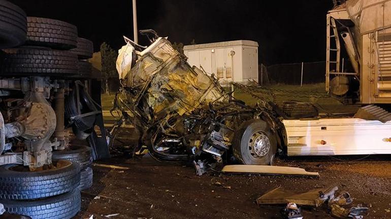 Anadolu Otoyolunda TIR, patates yüklü kamyona çarptı: 2 yaralı