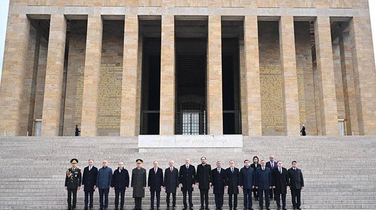 Aliyev, Anıtkabiri ziyaret etti